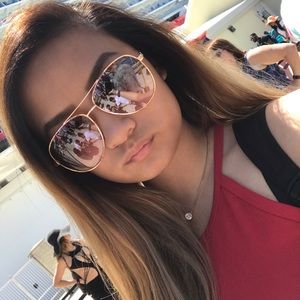 Meet your Posher, Chloe